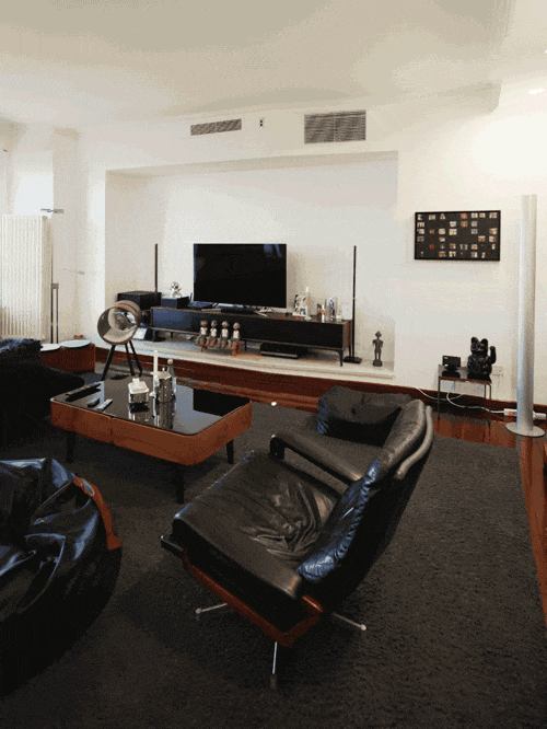 二楼客厅，现代家具和古董椅子的混搭