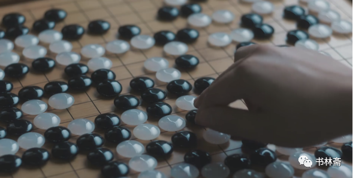 当然,本剧也有一些细节可以更加考究一点。比如安源工人朱少连,他是火车司机,有文化,读过书,地位不低,所以能读过毛泽东的文章,也能成为工人头,而不是剧中的煤矿工人。当然这个点瑕不掩瑜,毕竟篇幅有限,没法再安排安源工人内部情况的戏份。