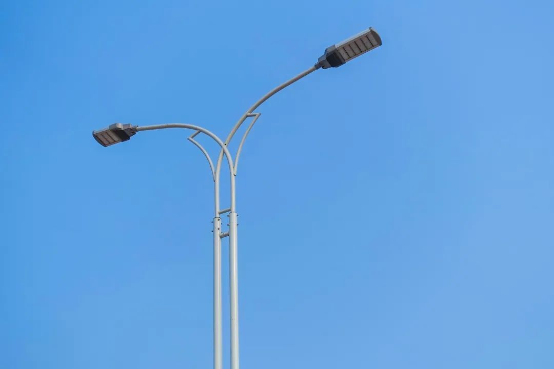 龙南全味鲜食品有限公司排放污水污染河流 河面满是白色泡沫