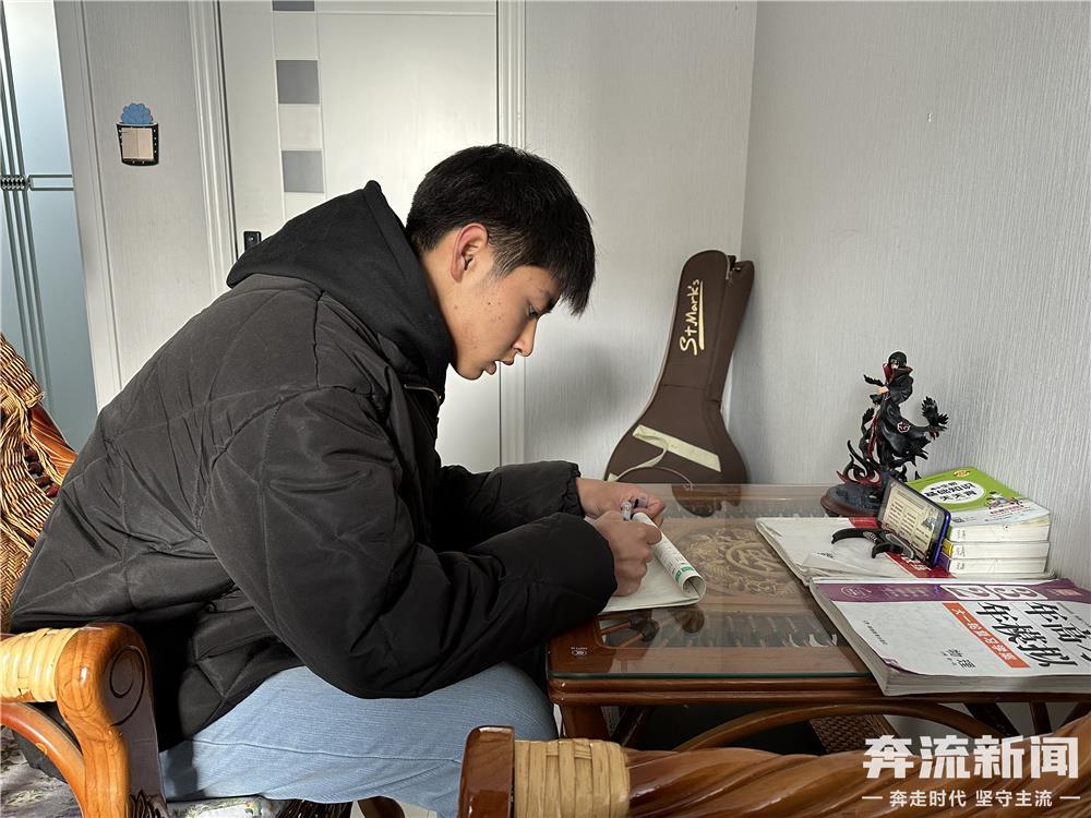 甘肃震区高中生线上复课首日 校长在门卫室开"直播间"