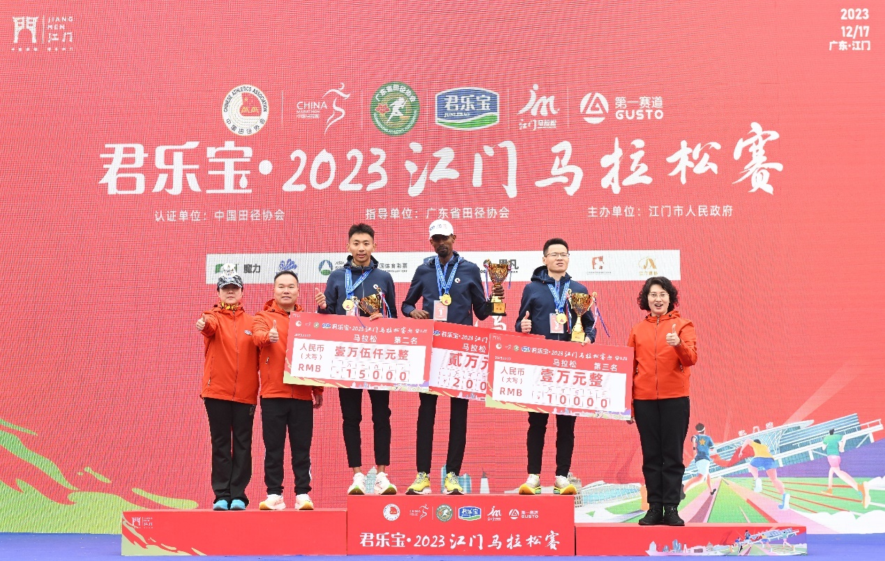 市长吴晓晖为马拉松男子组前三名颁奖