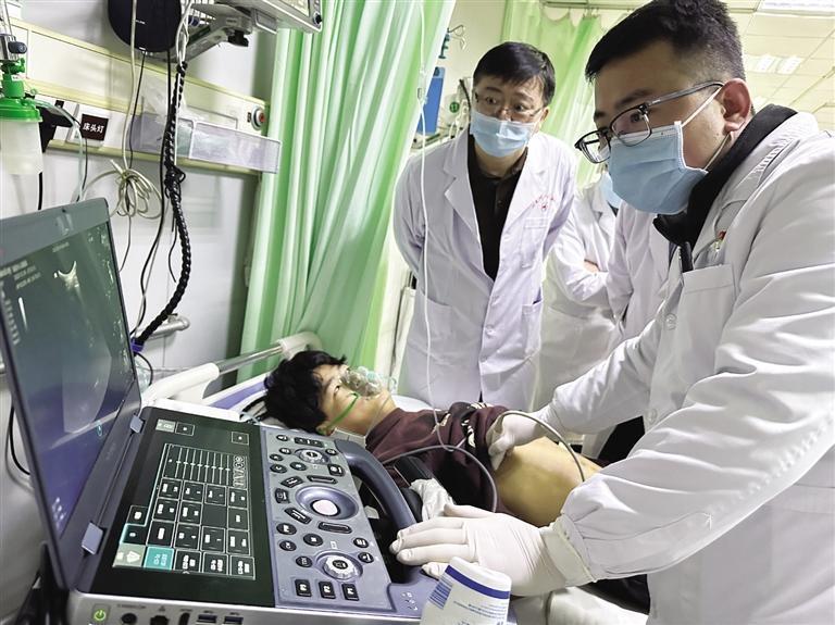 医疗队紧急救治伤者