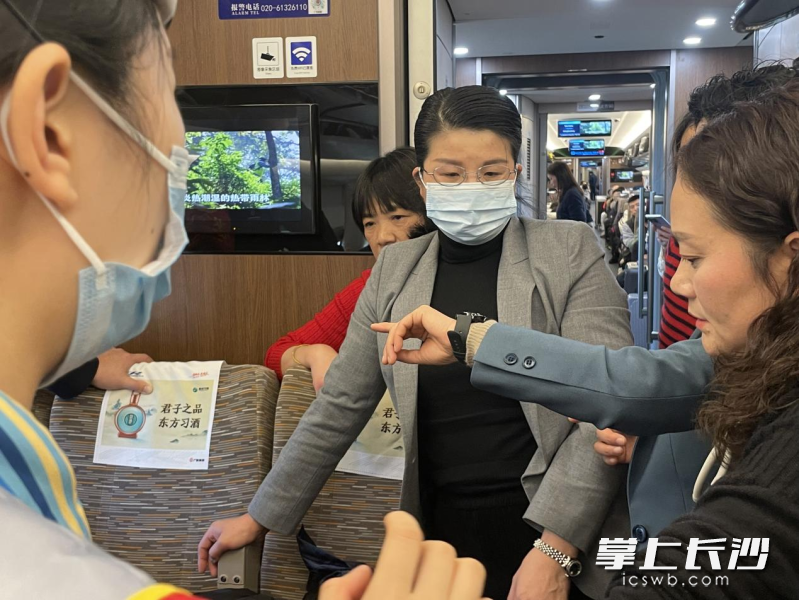 湖南妇女儿童医院妇科医生刘剑洪（中）在列车上抢救女乘务员。