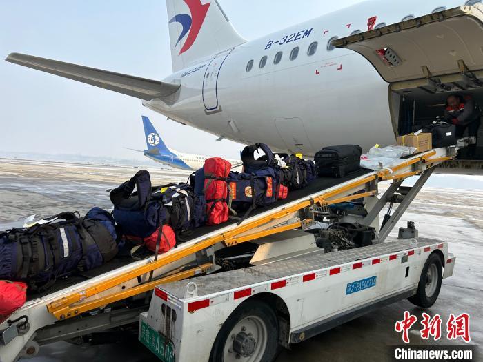 东航护送来自济南消防队的9名搜救人员与6条搜救犬赶赴兰州 东航供图