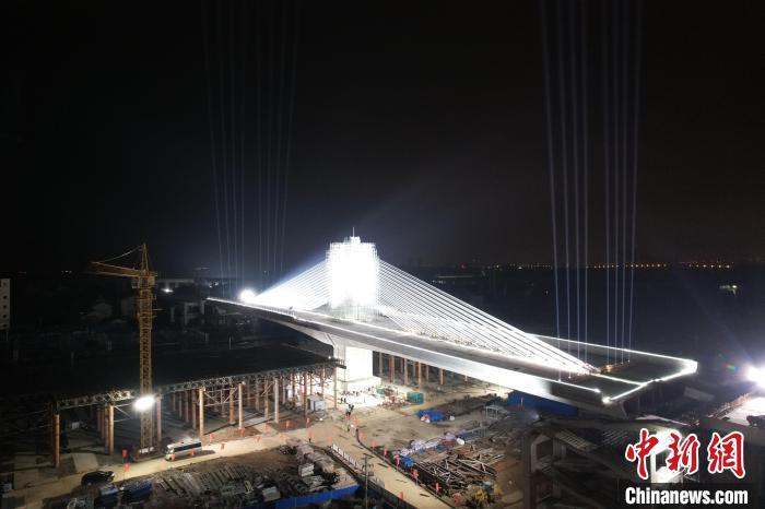 20日凌晨，武汉滨湖路延长线跨京广铁路矮塔斜拉桥完成转体。孙震摄