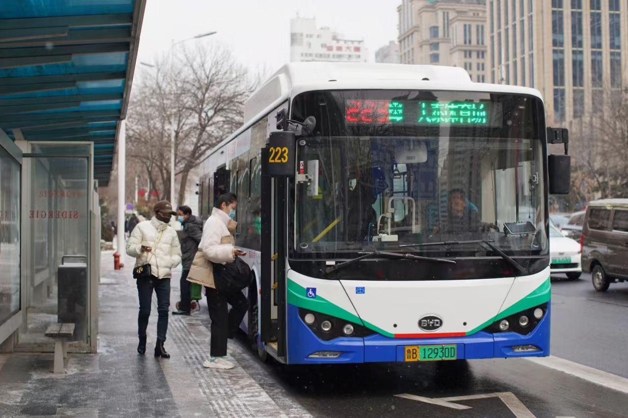 全员值守,凌晨探路,城运控股集团全力保障雪天乘客出行