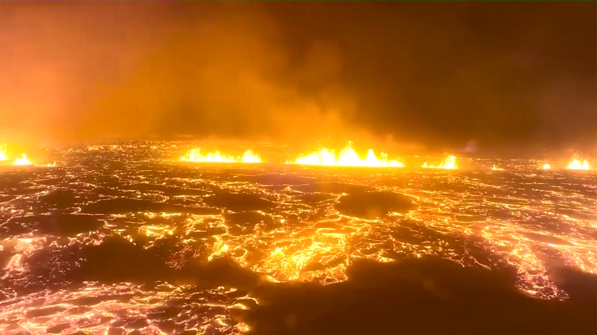 冰岛一火山喷发，岩浆喷薄而出场面震撼