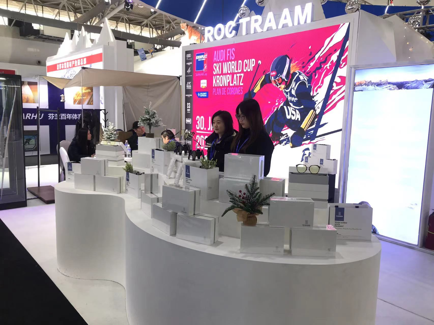 在本届雪博会上,来自意大利的冰雪品牌ROC TRAAM首次在中国参展亮相。