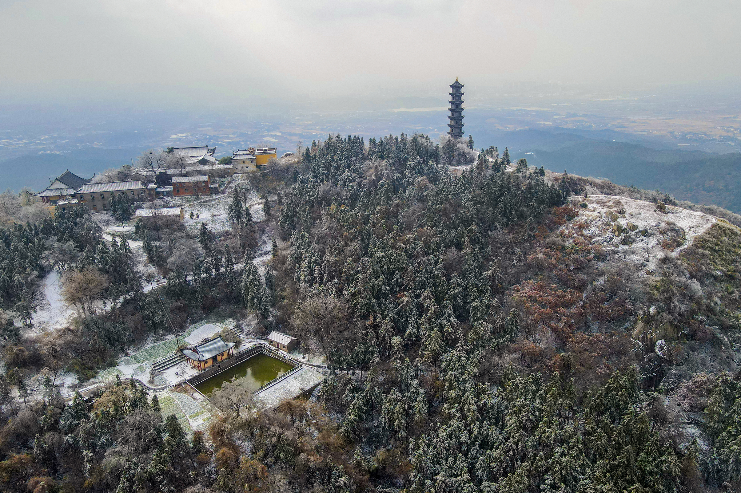 欧峰,龙泉铸剑池,试剑锋等山峦宛如仙境,美不胜收.