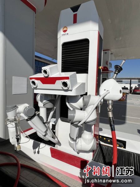 智能加油机器人。中国石油天然气股份有限公司江苏销售分公司供图