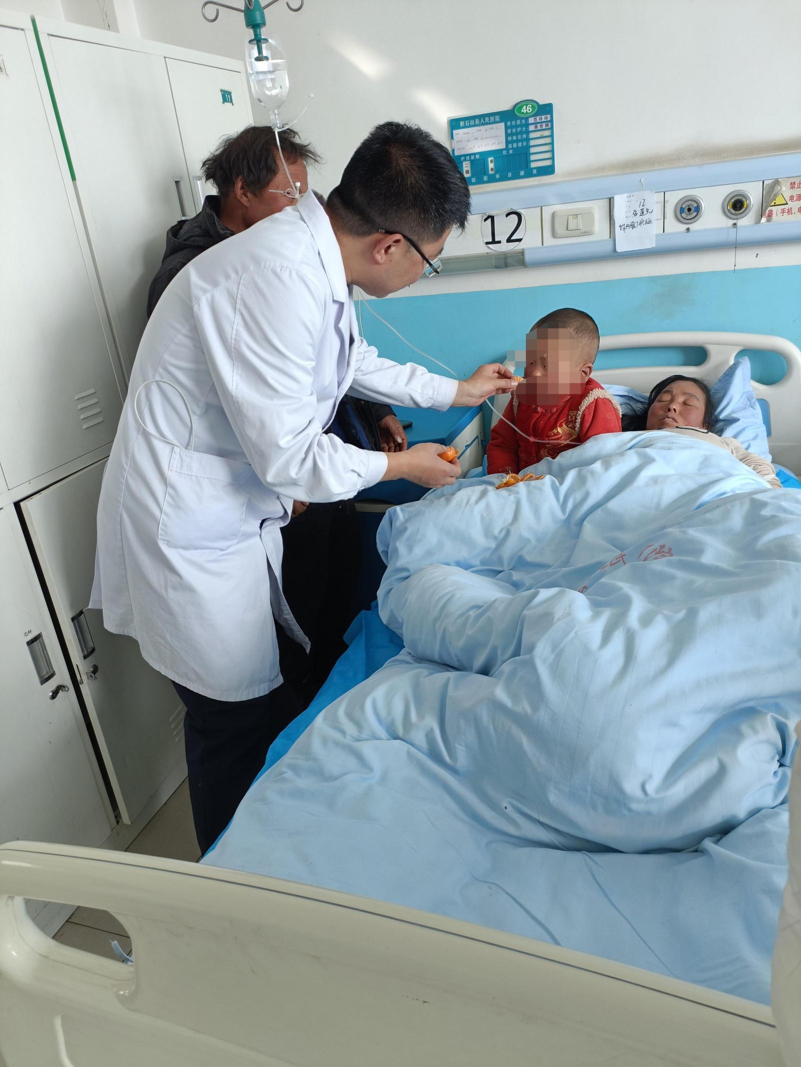震区小男孩哭闹不止 兰大二院医疗队员当起临时宝爸