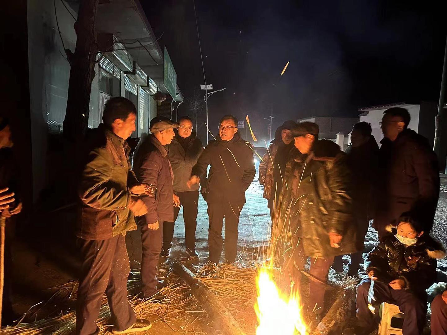 ▲村民们围着篝火御寒，躲避余震。