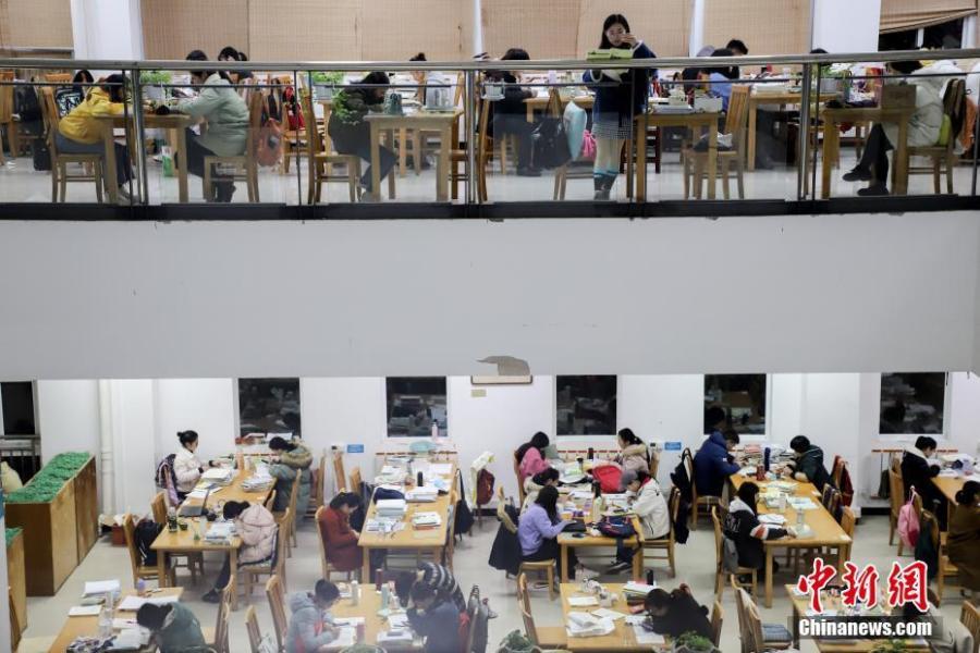 料图：考研学生在贵州民族大学逸夫图书馆看书复习。<a target='_blank' href='/'>中新社</a>记者 瞿宏伦 摄