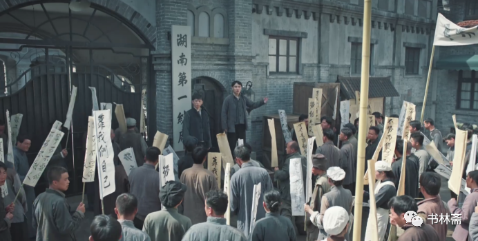 这场戏看似平平无奇,但它的几个细节指向了非常清晰的结论。