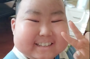 “你说,王子请恢复健康”8岁男孩患白血病4年 仍笑脸面对