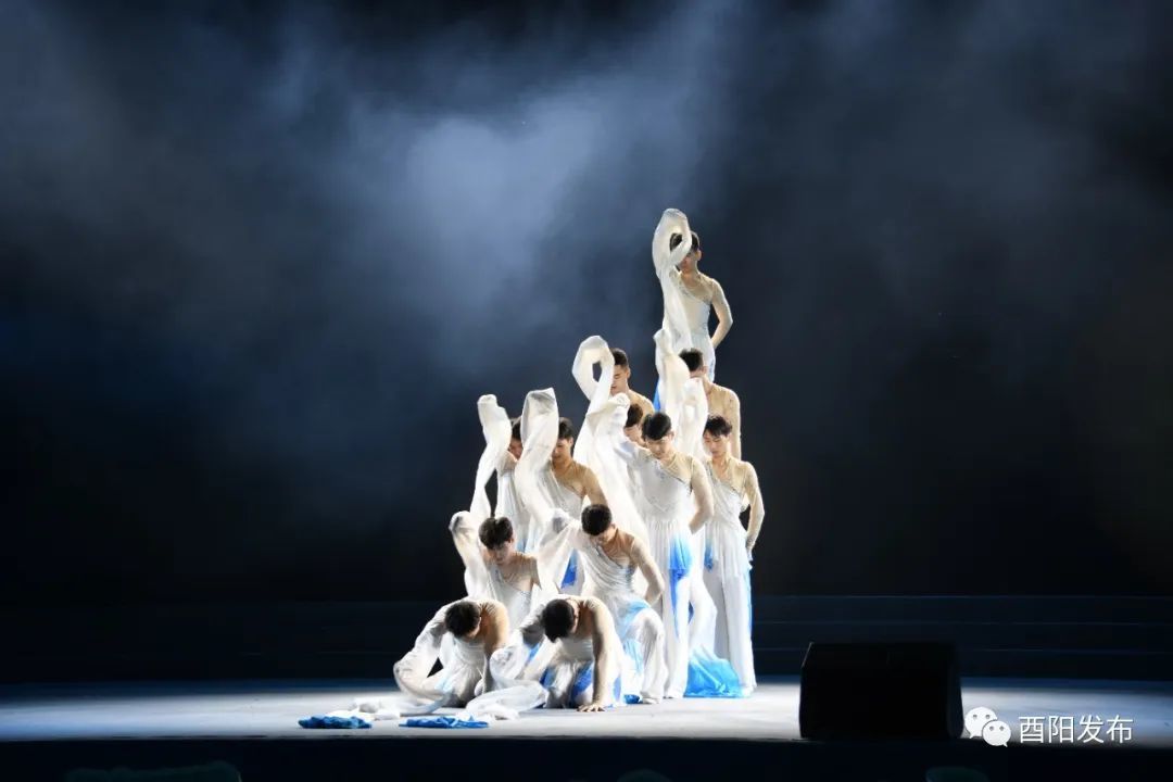 首届中国·酉阳菖蒲文旅艺术季晚会现场。