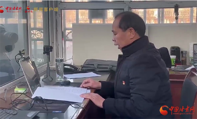 甘肃震区高中生线上复课首日 校长在门卫室开"直播间"