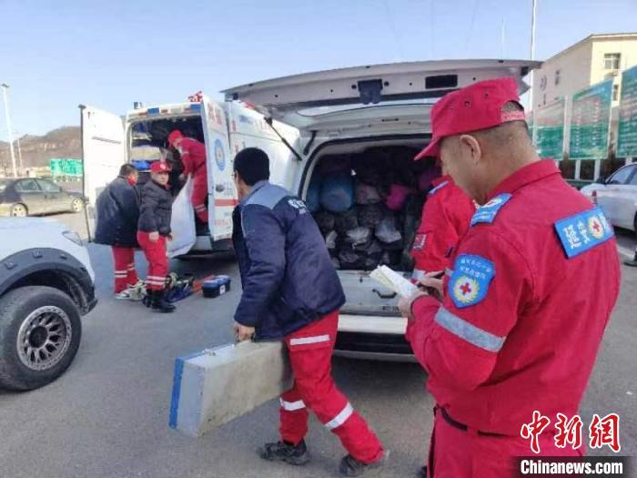 图为工作人员正在整理救援物资　陕西省红十字会供图