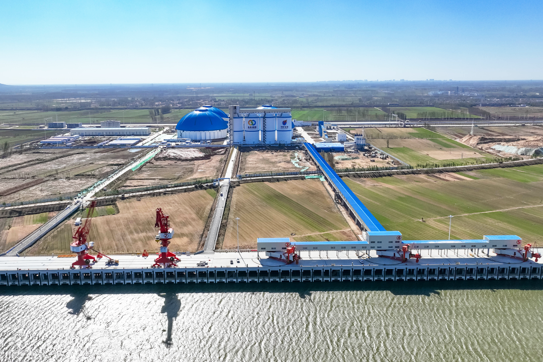 ▲山东能源兖矿泰安港公铁水联运物流园开园运营