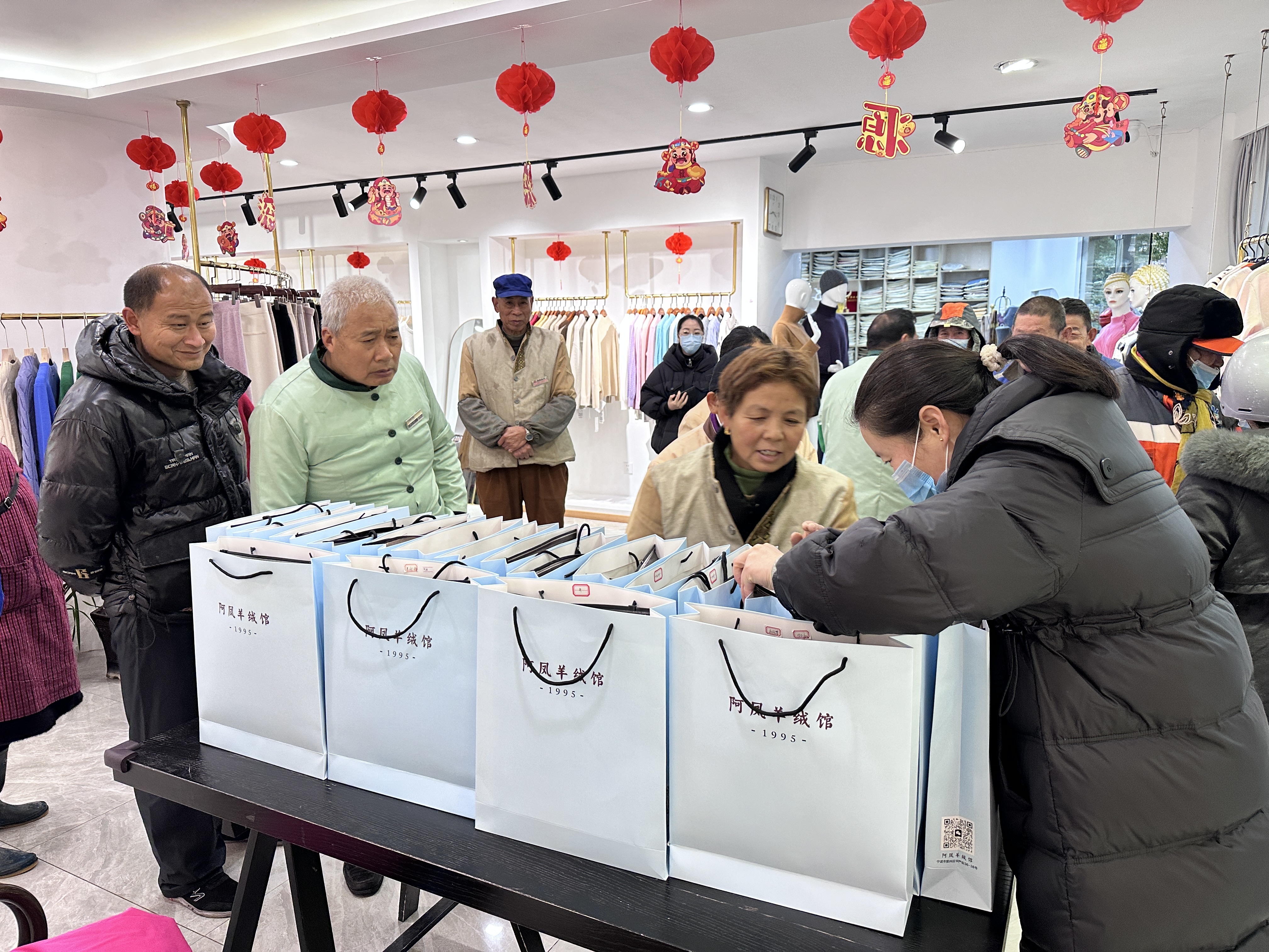 "双向奔赴 爱的守护"——华严社区阿凤羊绒馆送羊绒