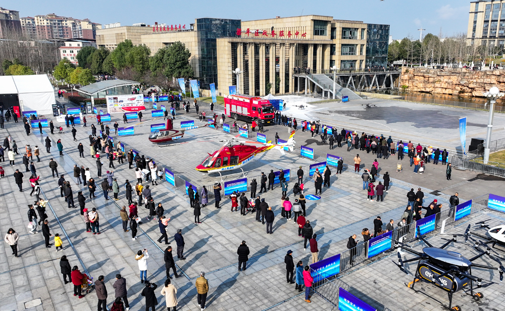 通用航空器静态展示以及无人机飞行表演 熊伟 摄