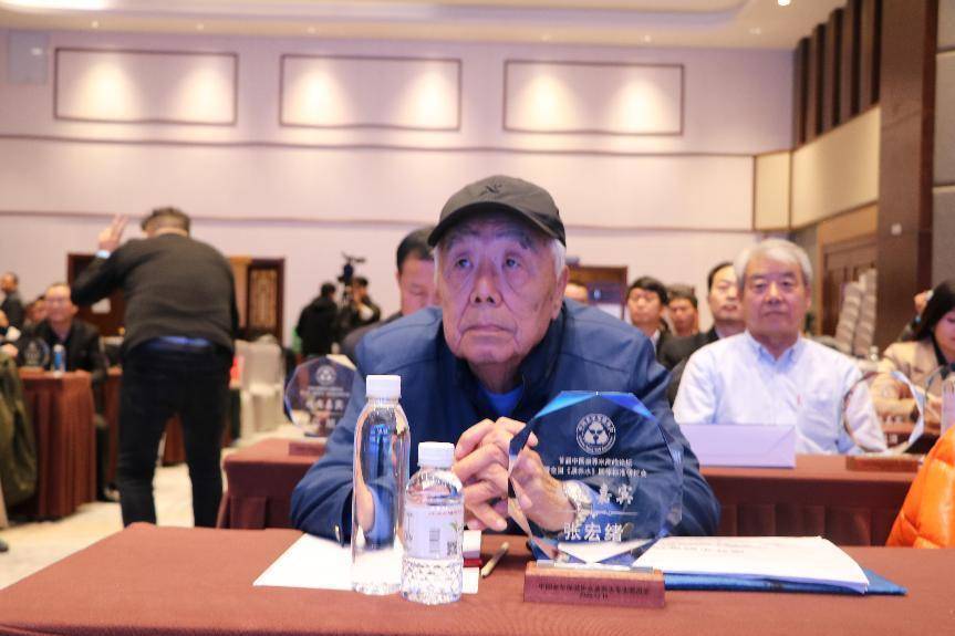 大学博士生导师舒为群,中国老年保健协会康养水专业委员会书记张文锋