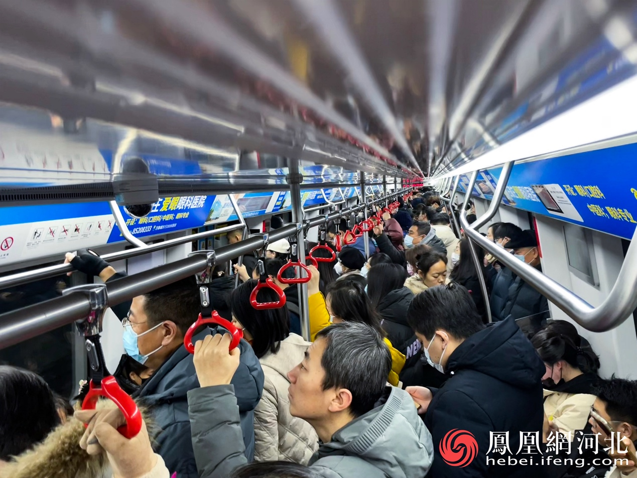 12月18日早高峰的石家庄地铁1号线车厢内。李卓然摄