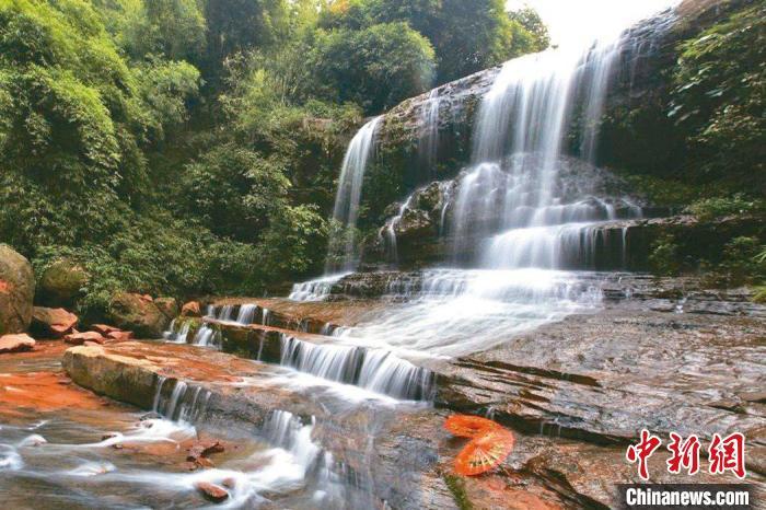 台媒看大陆四川泸州天仙硐丹霞飞瀑美如画