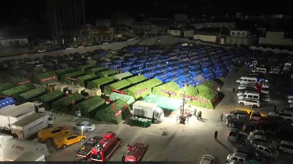 金川集团情系积石山灾区　捐赠救援物资连夜搭建帐篷