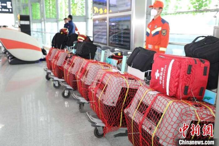 来自济南消防总队的9名搜救人员与6条搜救犬赶赴兰州 东航供图