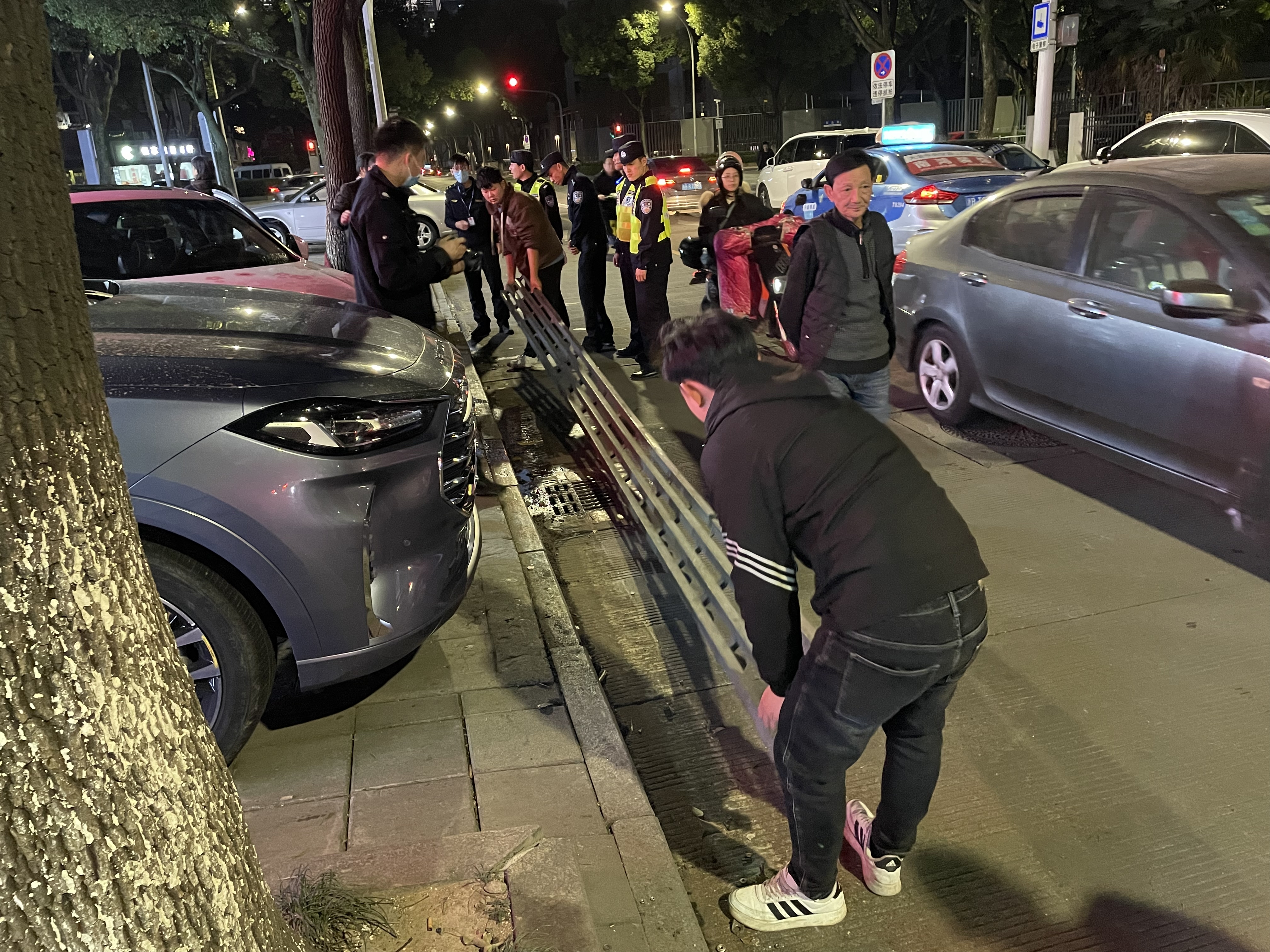 “违章接坡”危害多，城警联动齐治理