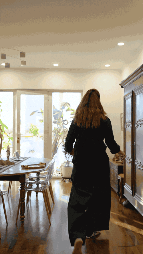 古董柜子里装满了水晶杯