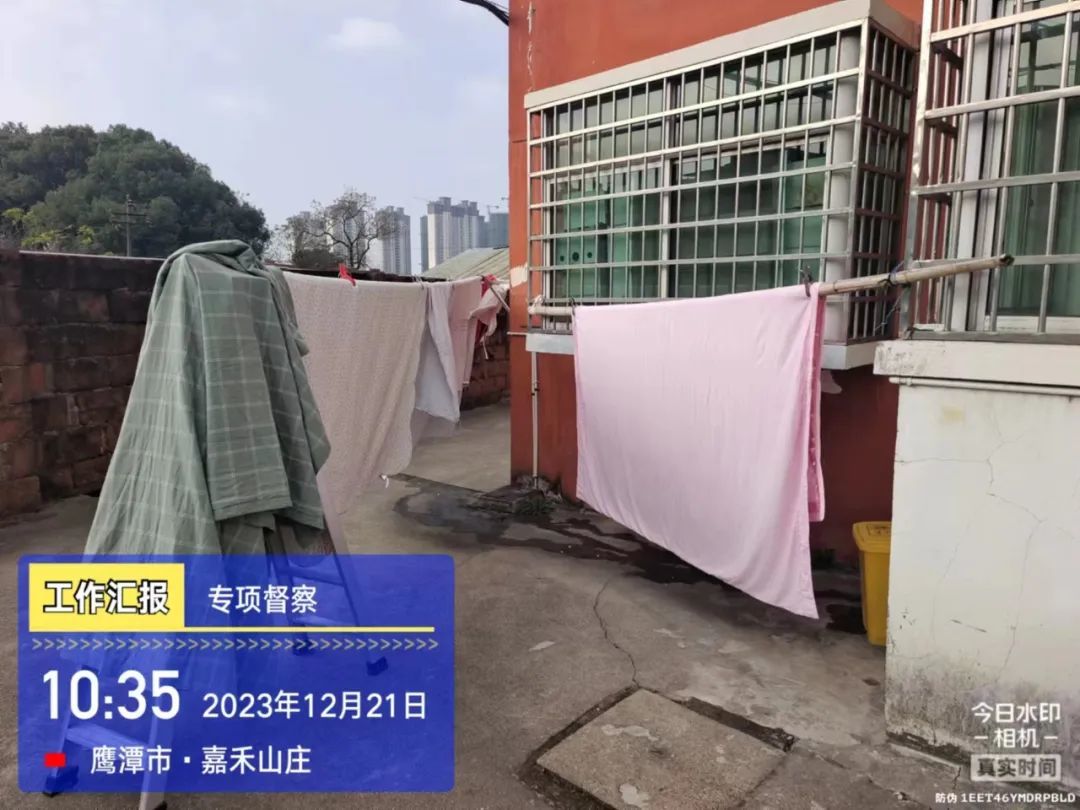 督查曝光！龙虎山景区花语世界灯罩破损 一号停车场杂物乱堆乱放