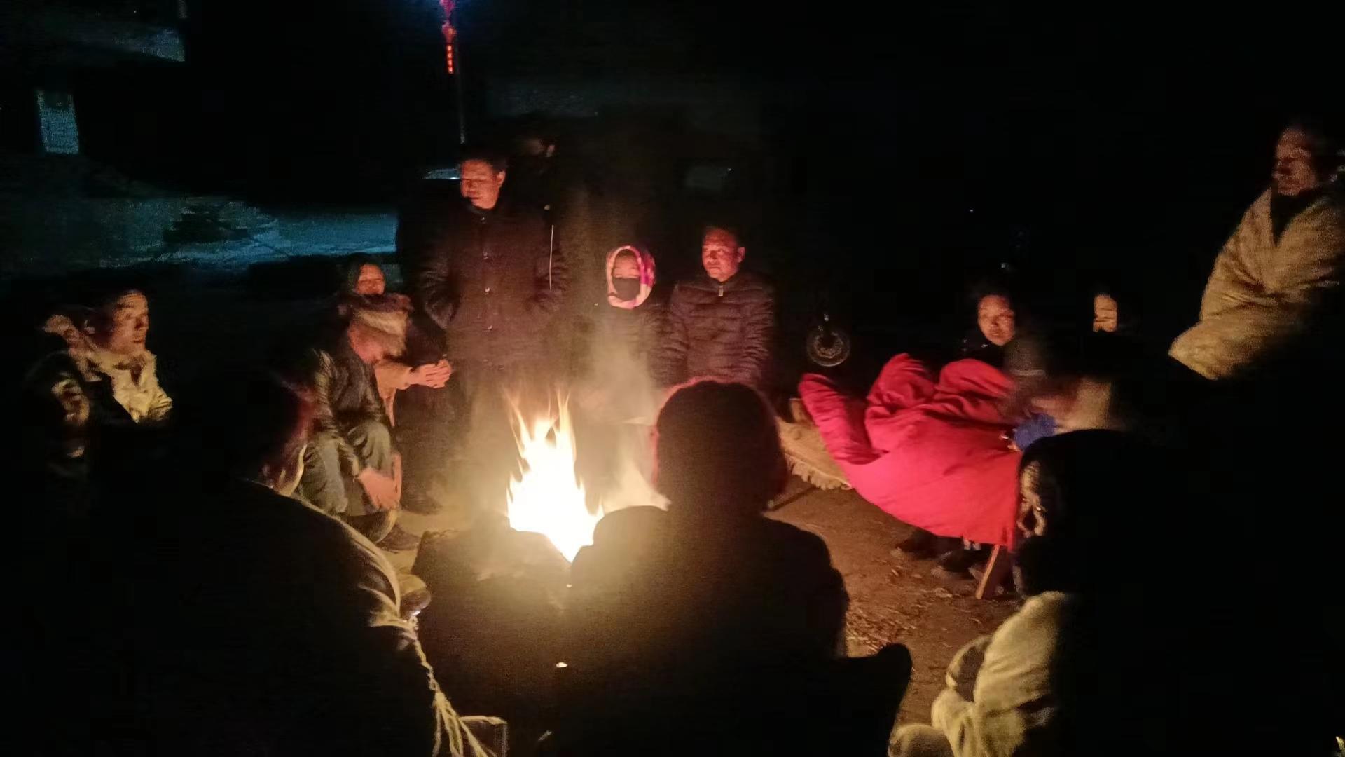 ▲震后半小时，村民被转移到安全地带，围着篝火御寒。
