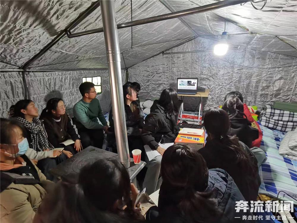 甘肃震区高中生线上复课首日 校长在门卫室开"直播间"