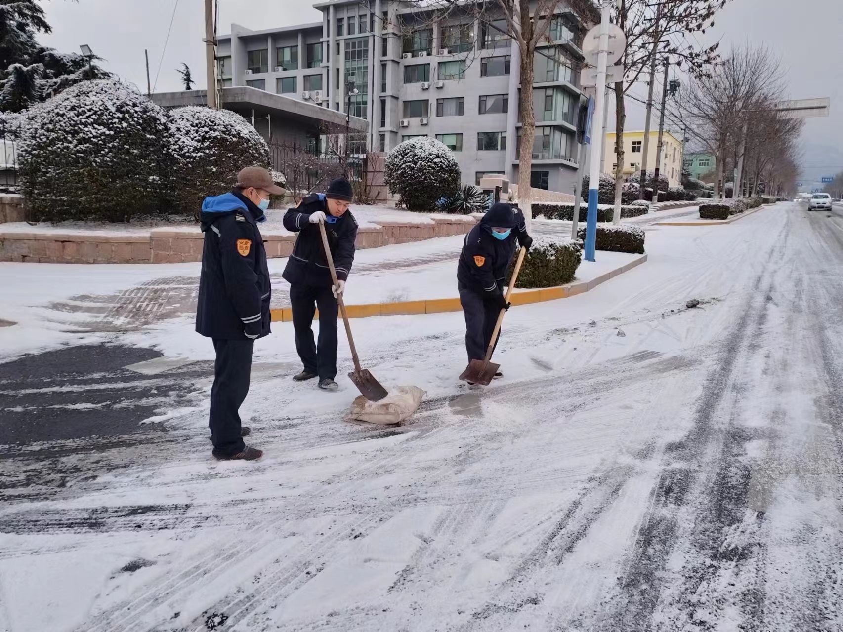 全员值守,凌晨探路,城运控股集团全力保障雪天乘客出行