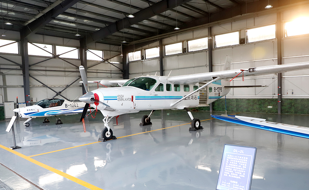 摆放在梁平机场的通用航空飞机