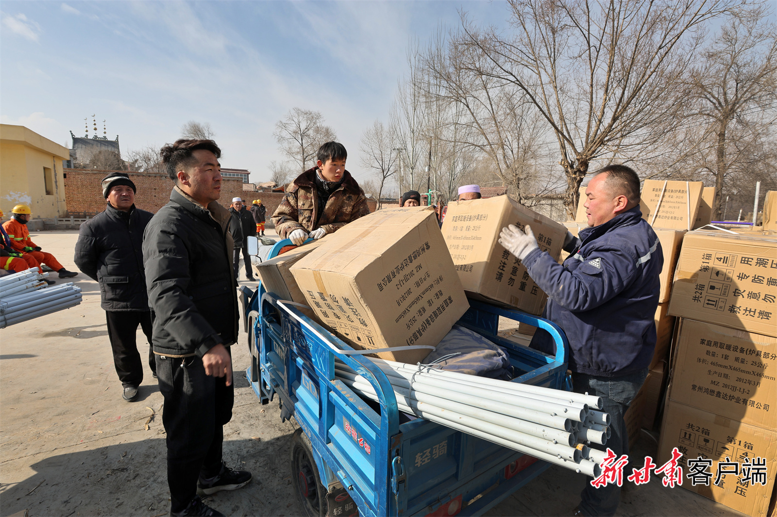 给村民发放救灾物品炉具　新甘肃&middot;甘肃日报记者　田蹊　摄