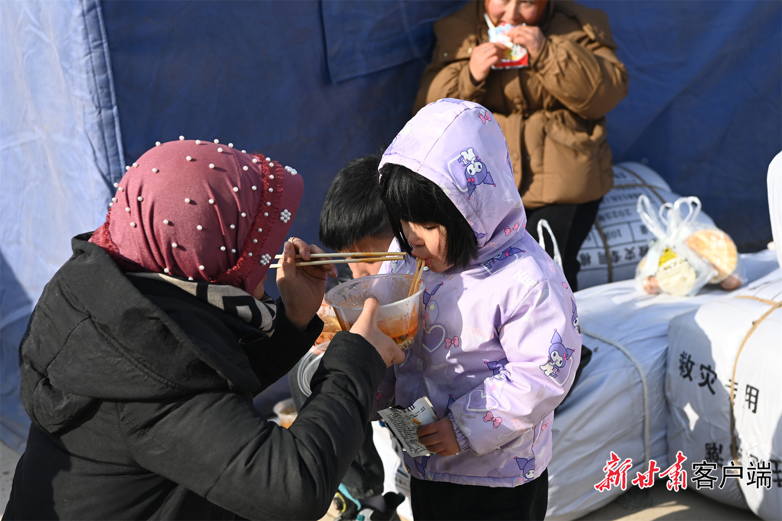 受灾群众在吃兰州牛肉面　新甘肃&middot;甘肃日报记者　丁凯　摄