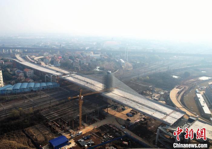 完成转体后的跨京广铁路矮塔斜拉桥。孙震摄
