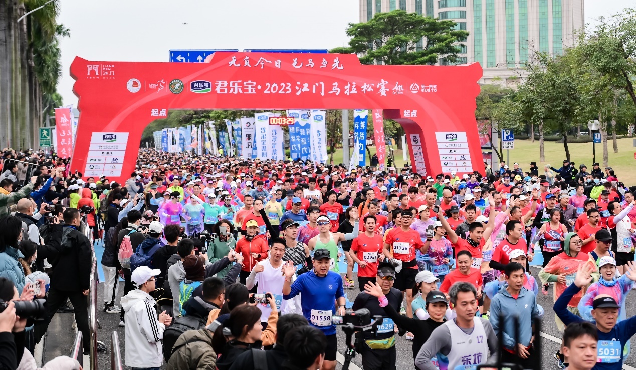 来自11个国家和地区的近2万名跑者齐聚江门一起奔跑