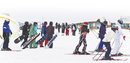 12月14日，游客在崇礼区万龙滑雪场滑雪。 河北日报通讯员刘宇摄