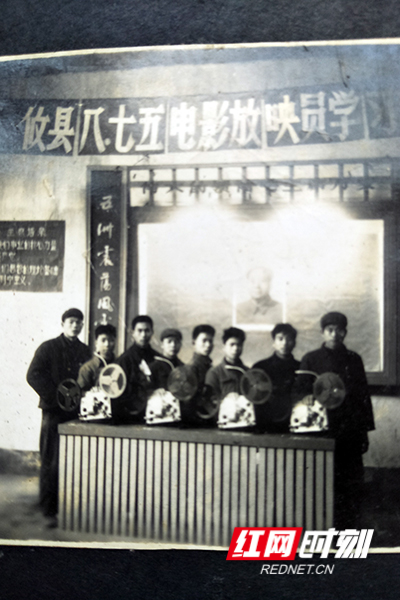 当年培训结业时第四组放映员合影.jpg
