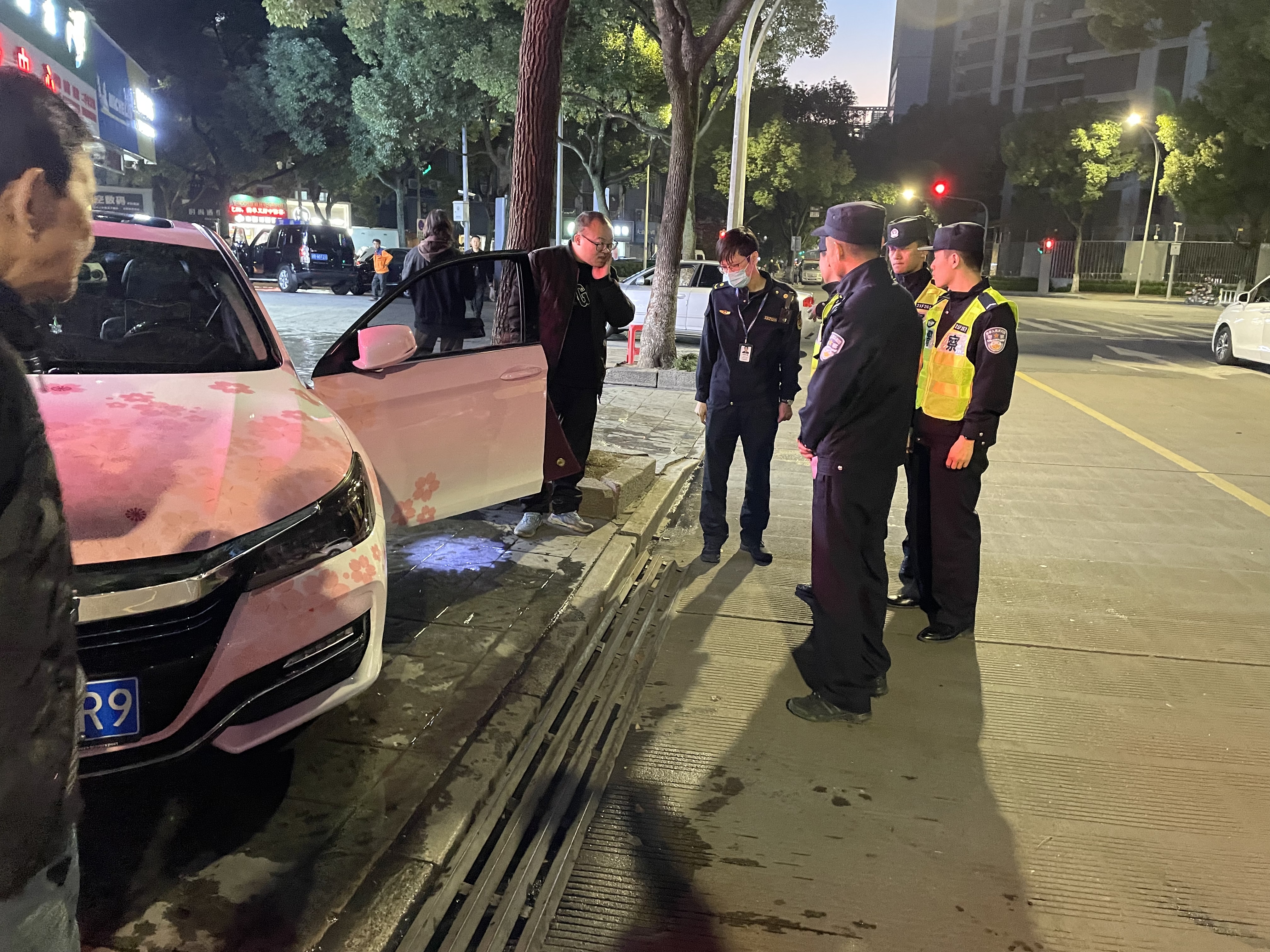 “违章接坡”危害多，城警联动齐治理