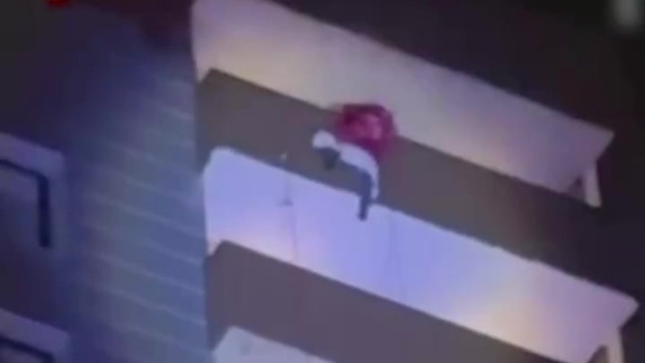 俄罗斯男子表演节目时抓错安全绳，不慎从24楼坠落身亡