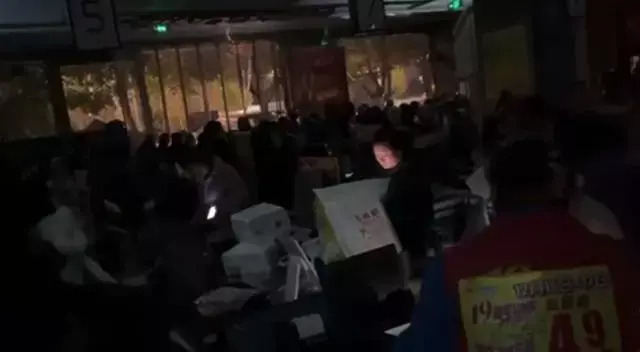 安徽一超市停电顾客被堵门口20分钟?回应:担心发生踩踏