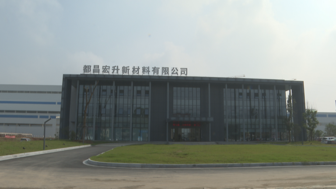 龙南全味鲜食品有限公司排放污水污染河流 河面满是白色泡沫