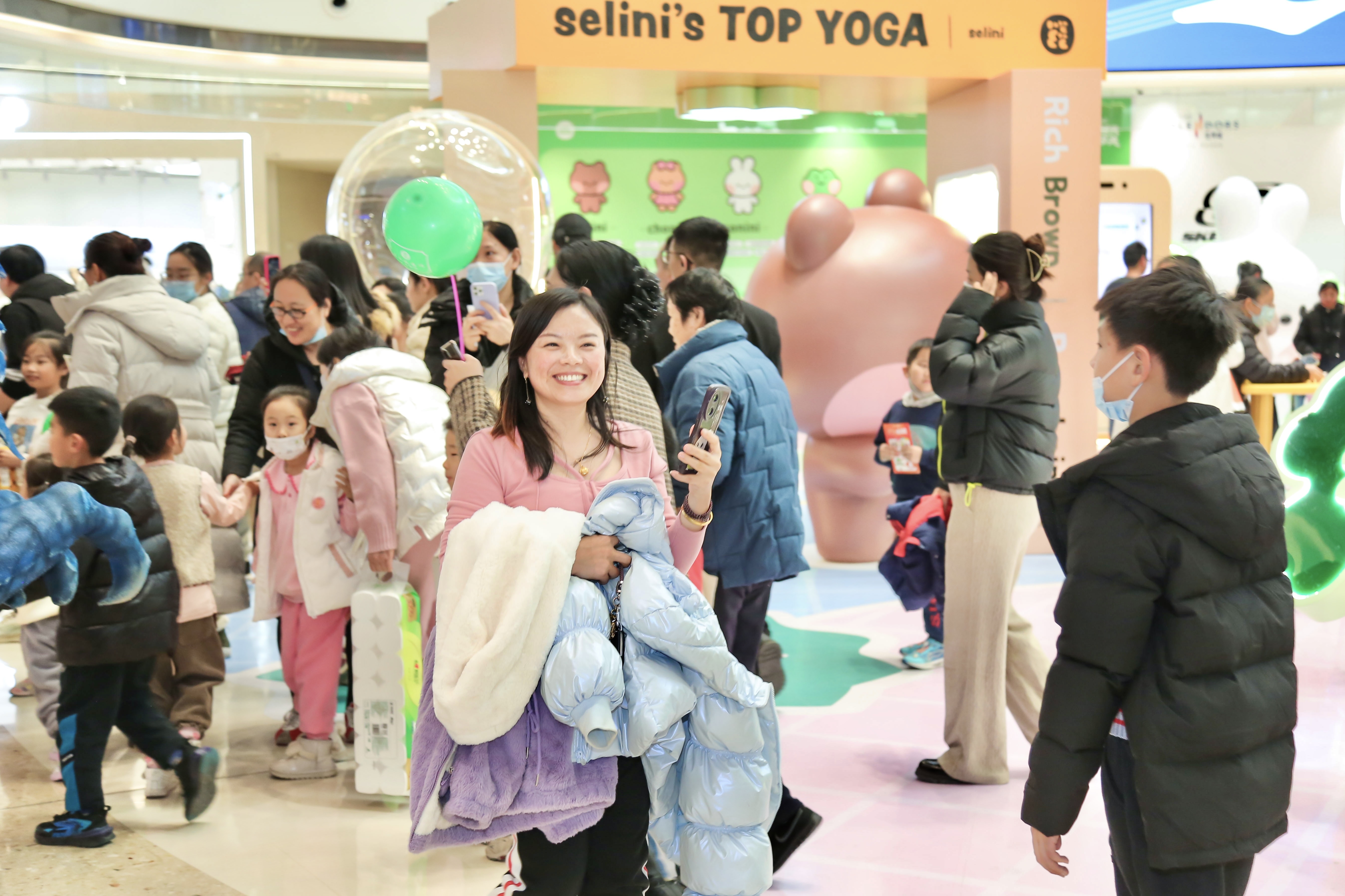 「熠光年 览异彩」青岛金茂览秀城一周年庆,与城市“共生共成长“