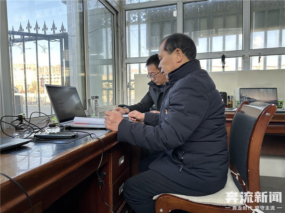 甘肃震区高中生线上复课首日 校长在门卫室开"直播间"