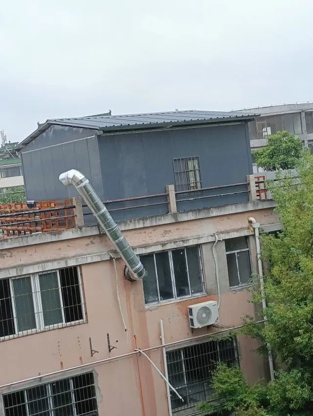 龙南全味鲜食品有限公司排放污水污染河流 河面满是白色泡沫